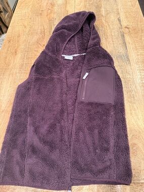 Columbia Plush Hooded Fleece Vest in Plum